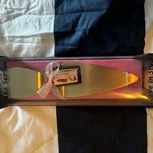 High heel cake server.